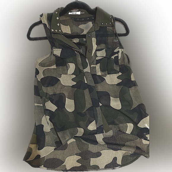 San Joy Tops - Sleeveless Hi-Lo Camo button down blouse